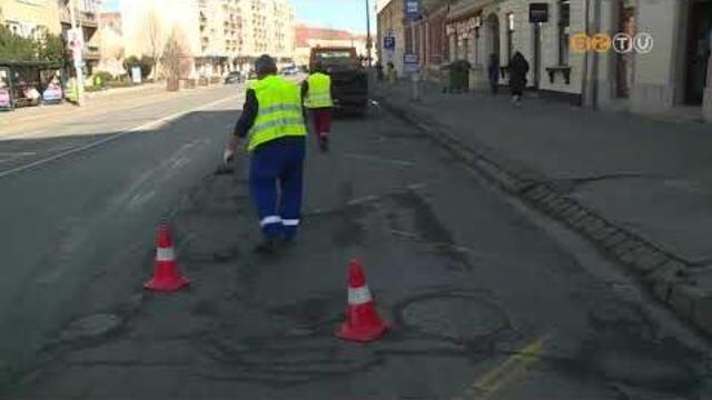 Folynak a kátyúzási munkálatok a város útjain Folynak a kátyúzási munkálatok a város útjain