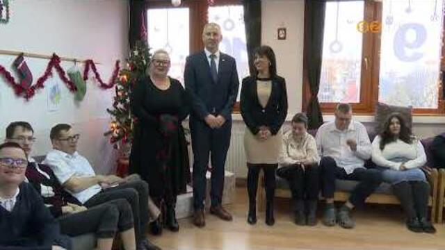 Karácsonyi ajándékokkal lepték meg a városi intézményeket a szombathelyi városvezetők Karácsonyi ajándékokkal lepték meg a városi intézményeket a szombathelyi városvezetők