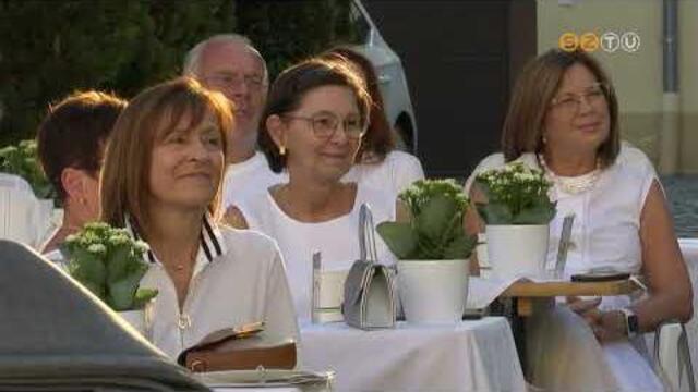 Ismét fehérbe öltözött vendégek gyűltek össze a Püspöki Palota kertjében Ismét fehérbe öltözött vendégek gyűltek össze a Püspöki Palota kertjében