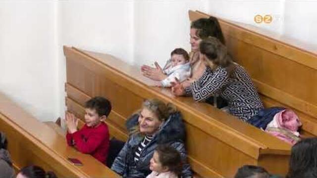 Kétszáz rászoruló család kapott ünnepi élelmiszercsomagot Derkovitson Kétszáz rászoruló család kapott ünnepi élelmiszercsomagot Derkovitson