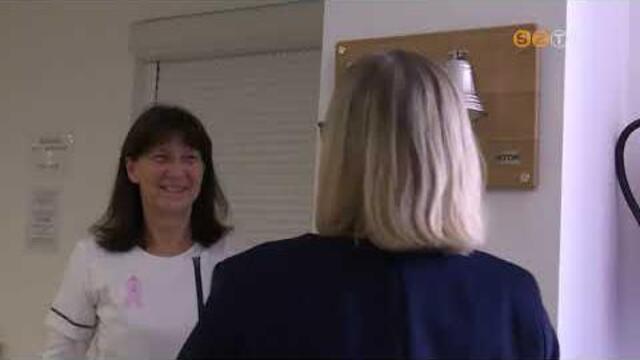 51 festményt és a remény harangját ajánlottak fel a Markusovszky-kórház Onkológiai Osztálya részére 51 festményt és a remény harangját ajánlottak fel a Markusovszky-kórház Onkológiai Osztálya részére