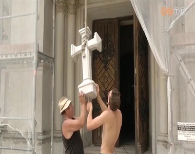 Visszakerült a kereszt az evangélikus templom tornyára Visszakerült a kereszt az evangélikus templom tornyára