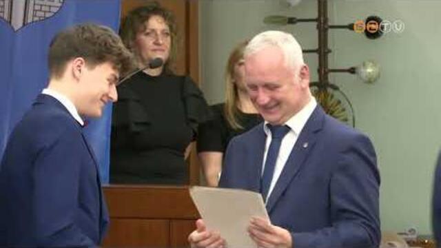 Kimagasló sporteredményt elért diákokat díjaztak a Városháza nagytermében Kimagasló sporteredményt elért diákokat díjaztak a Városháza nagytermében